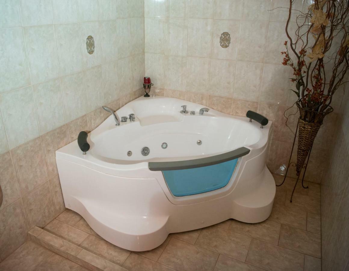 Guesthouse Platon Orma Ngoại thất bức ảnh